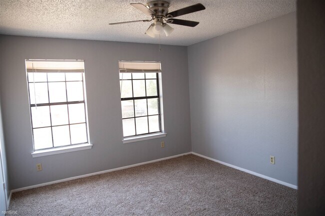 Building Photo - 2 br, 1 bath Townhome - 5803 Shadydell Dr
