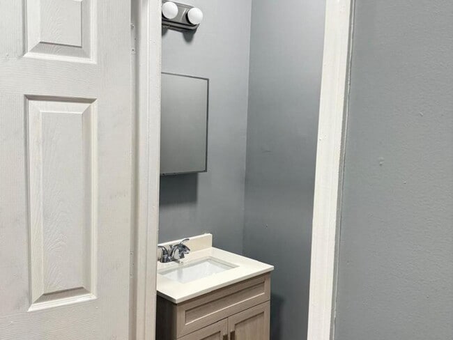 Building Photo - 1348 S Fairfield Ave