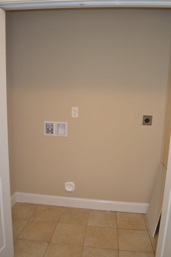 Building Photo - 3BR/1Bth with Covered Patio and Large Stor...