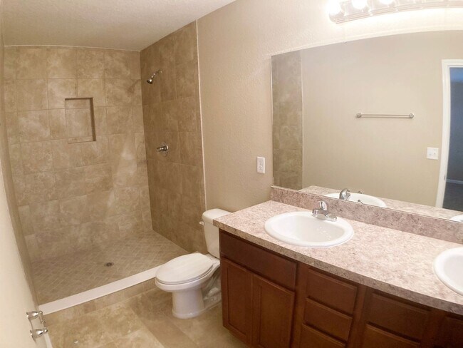 Building Photo - Roomy 3BR Home in NW Jacksonville – 2.5 Ba...