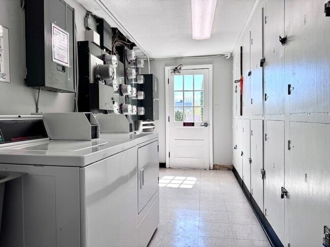 Building Photo - 2 Old Colony Ln