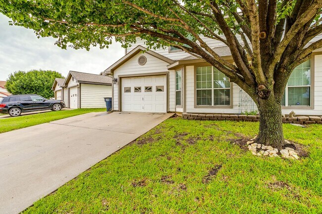 Building Photo - Spacious Well Maintained 2 Bed- 2.5 Bath T...