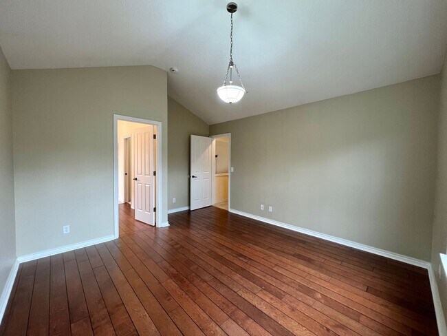 Building Photo - Spacious 4 Bed, 2.5 Bath House!
