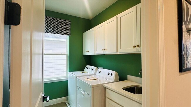 Building Photo - 16450 Hamlin Vw St