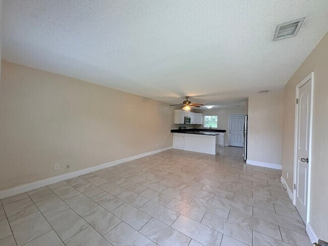 Building Photo - 2312 Fern Palm Dr