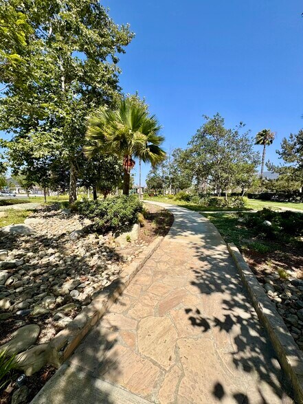 Building Photo - 387 Town Forest Ct