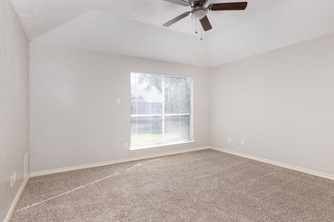 Building Photo - 15535 Evergreen Pl Dr
