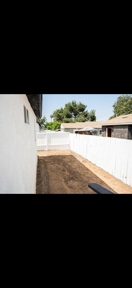 Building Photo - 8921 Cottonwood Ave