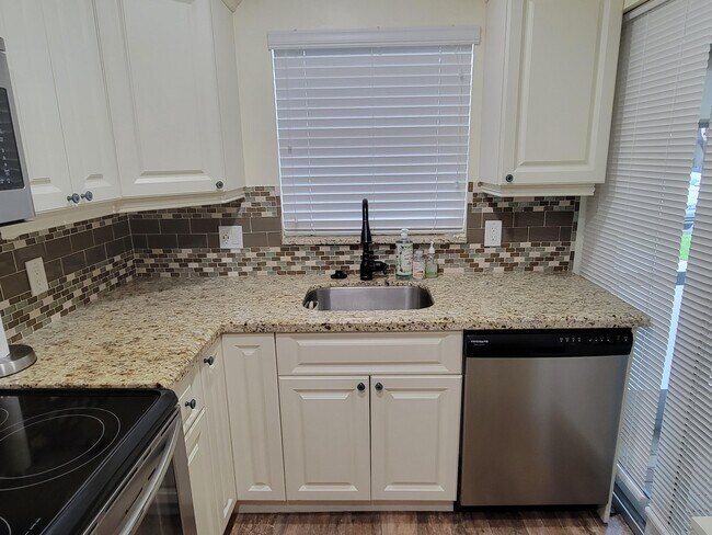 Building Photo - 1340 NE 28th Ave