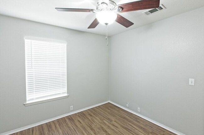 Building Photo - 2309 Mallard Dr