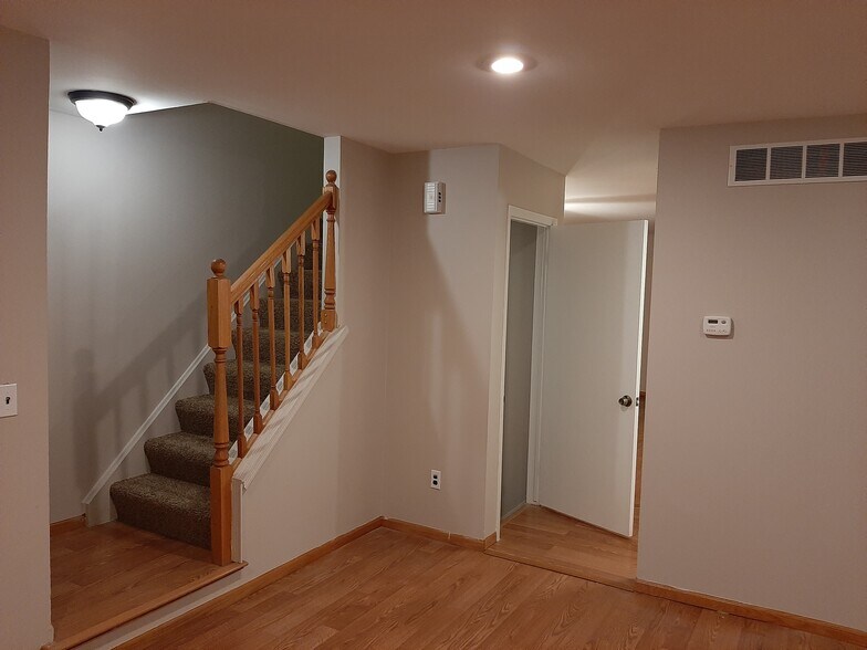 Building Photo - 38177 Jamestown Dr