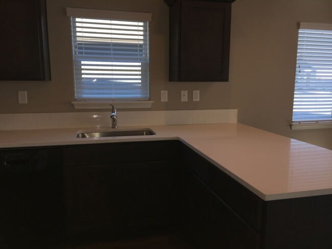 Building Photo - 3 Bedroom / 2 Bathroom Home in SW Redmond