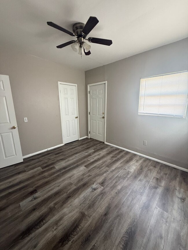Building Photo - Super Cute & Clean!