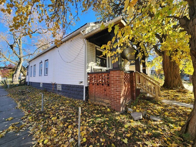 Building Photo - Charming 4-Bedroom Property in Prime Location