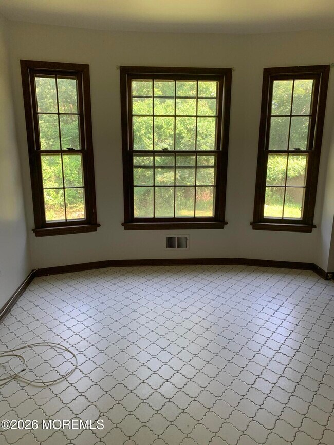 Building Photo - 2 Carbury Rd