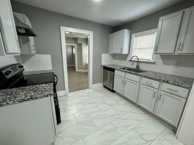 Building Photo - Newly Renovated 3 Bed, 2 Bath Home
