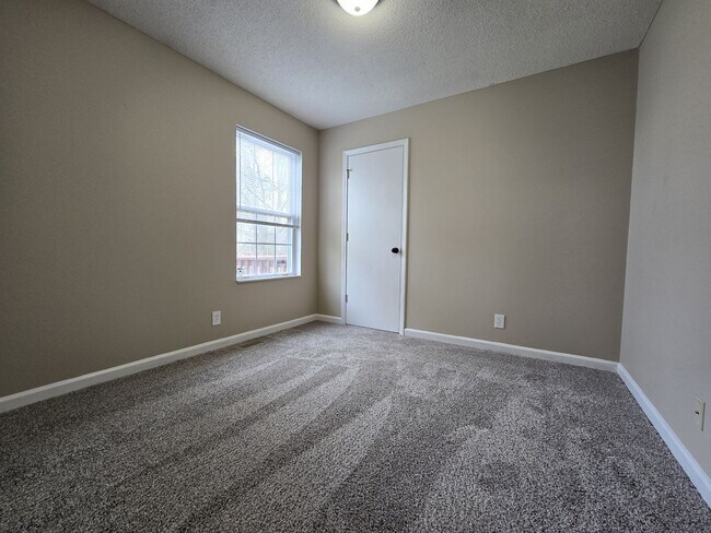 Building Photo - 3 Bedroom 2 Bathroom Home