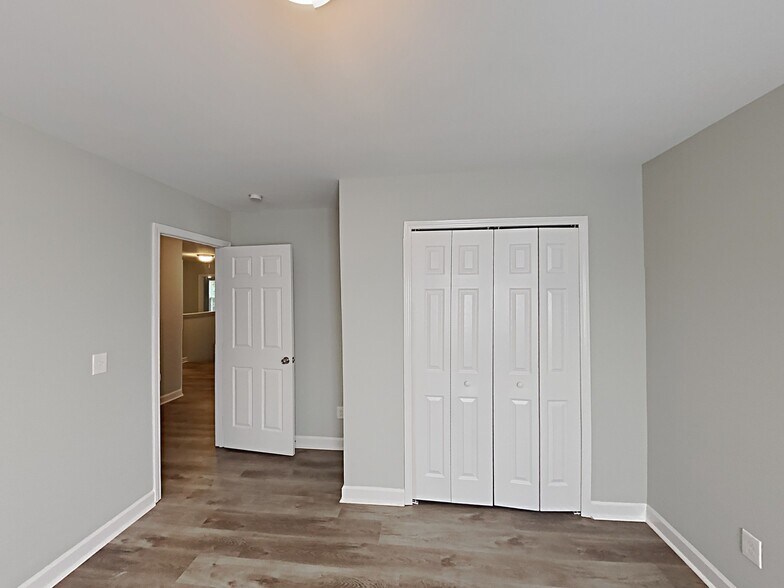 Building Photo - 202 River Hills Dr