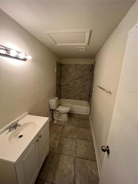 Building Photo - 4200 Thornbriar Ln