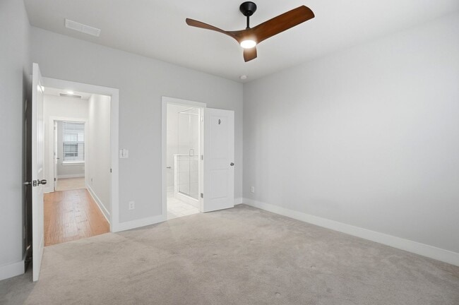 Building Photo - Modern Townhome in the Heart of Plaza Midw...