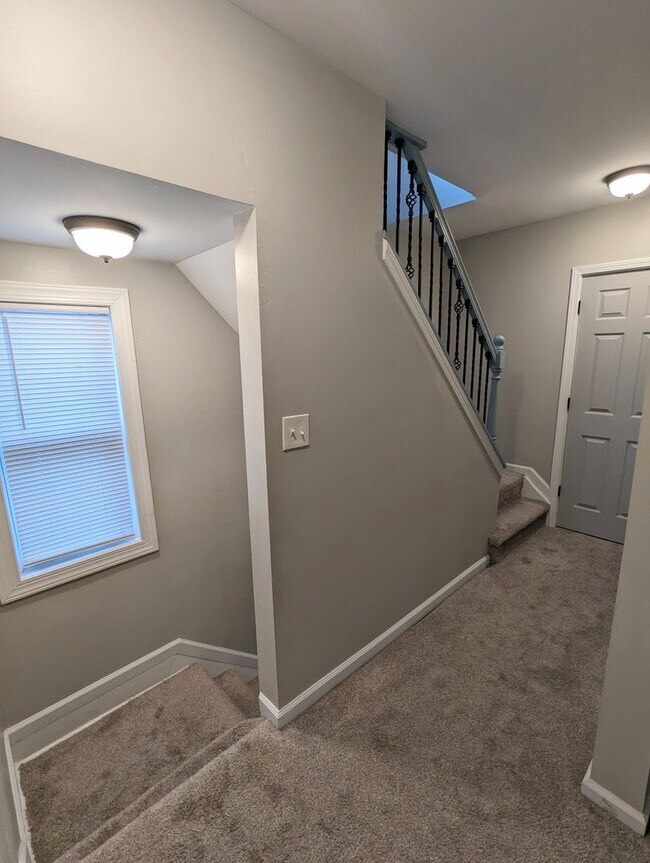 Building Photo - Spacious 3 bedroom 2.5 Bathroom Single Family Home (Mt Washington)