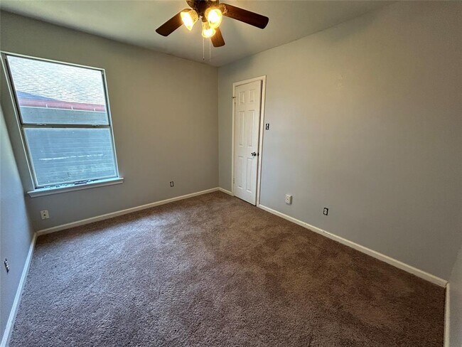 Building Photo - 2000 Holly Springs Dr