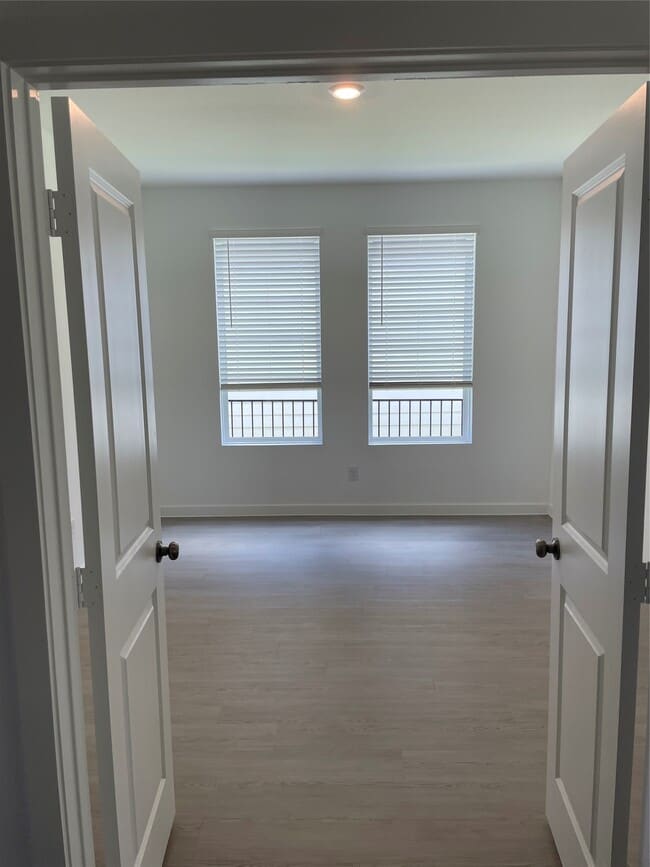 Building Photo - 545 Shoreview Dr