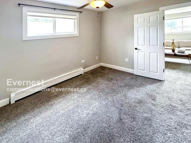 Building Photo - Gorgeous 5-Bedroom Duplex with Fenced Yard...