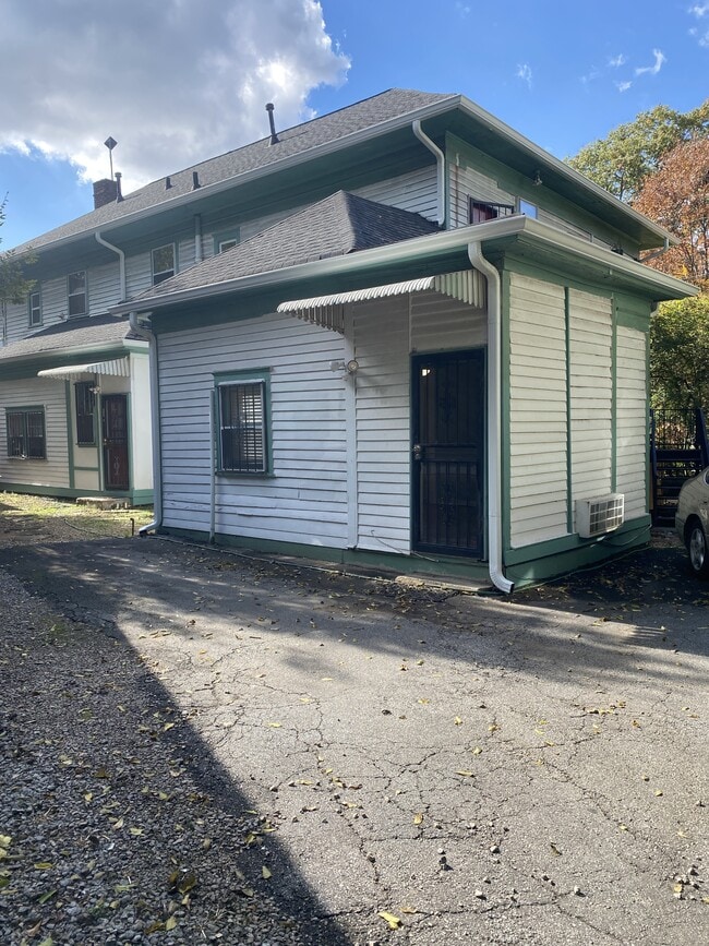 Building Photo - 841 Vedado Way NE