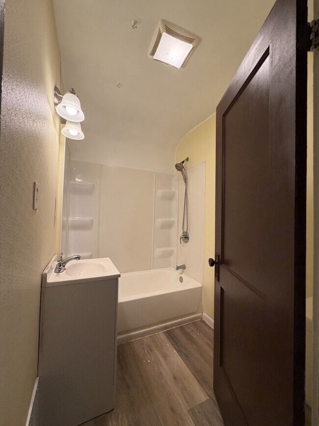 Building Photo - Affordable 1-Bedroom Apartment | Utilities Included | No Laundry