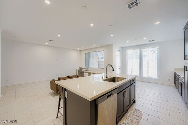 Building Photo - 4390 W Landberg Ave