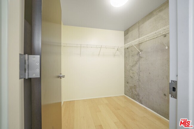 Building Photo - 1100 S Hope St