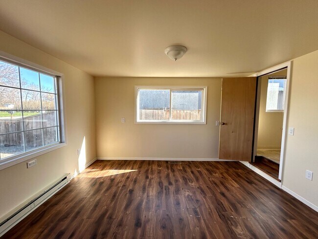 Building Photo - Unique 5 Bedroom Home