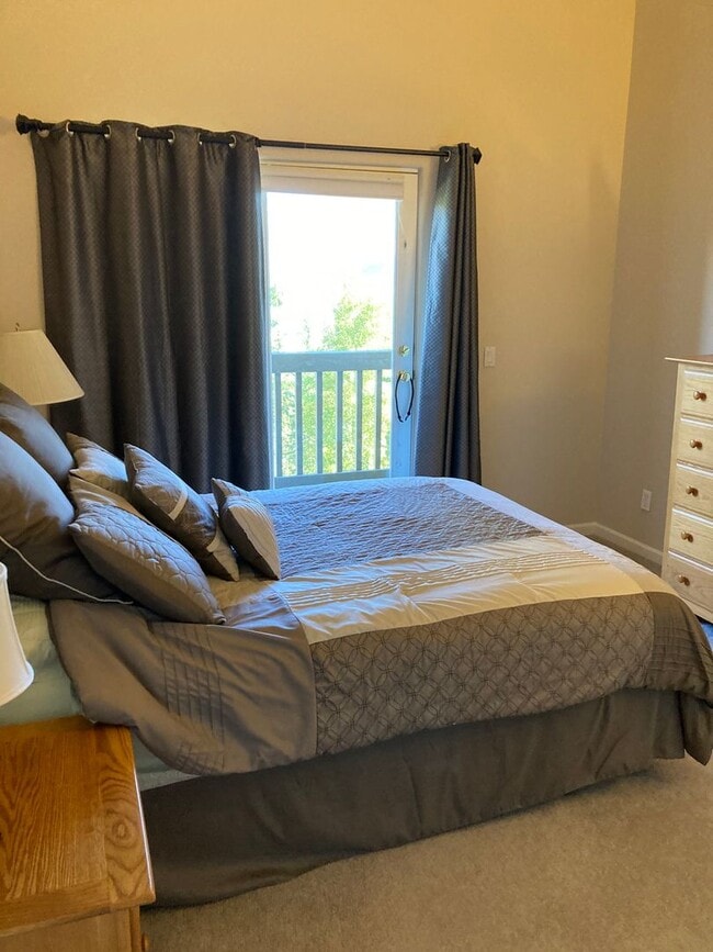 Building Photo - Bright and updated 3 bedroom with loft, In Unit Washer & Dryer, Large windows