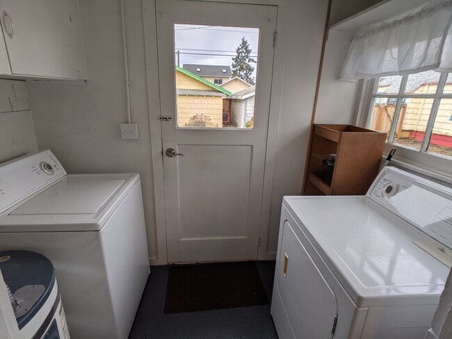Building Photo - Fully furnished 1 bed 1 bath in Port Angeles