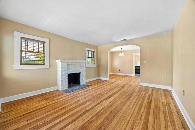 Building Photo - Charming 2-Bed With Backyard Oasis In West Palm Beach!
