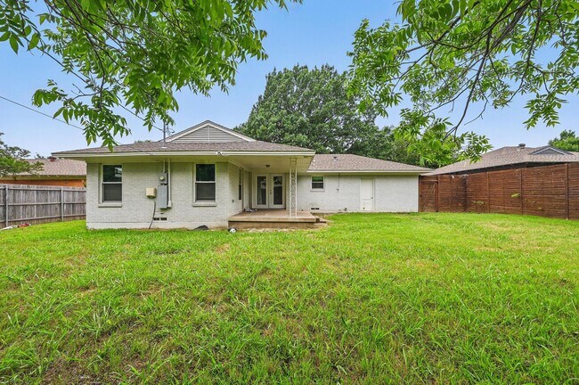 Building Photo - Newly Updated with Large Yard!