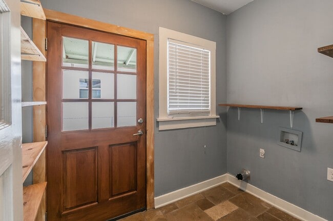 Building Photo - ADORABLE home in Ryan Place