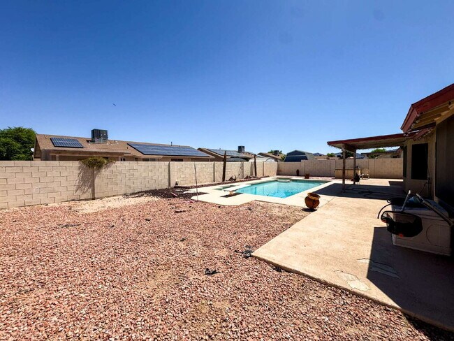 Building Photo - "Charming 3-Bed, 2-Bath Solar and Pool Home!"