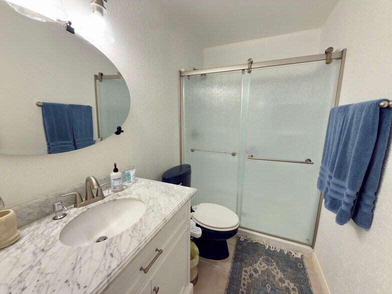 Full bath - 2901 Central Blvd