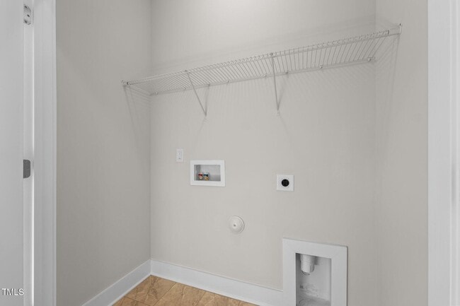 Building Photo - Deluxe 3 Bedroom End Unit Townhome - Avail...