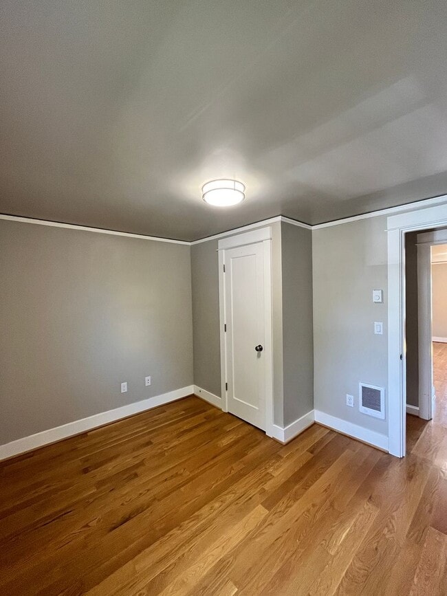 Building Photo - Gorgeous 2-Bedroom Townhome! Hardwood Floo...