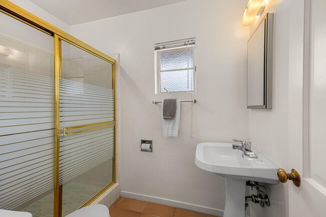 Building Photo - 5901 E Cactus Wren Rd