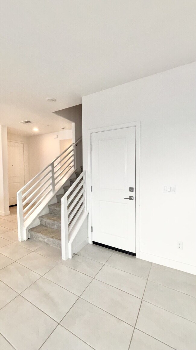Building Photo - 4 Bedrooms Available University Park