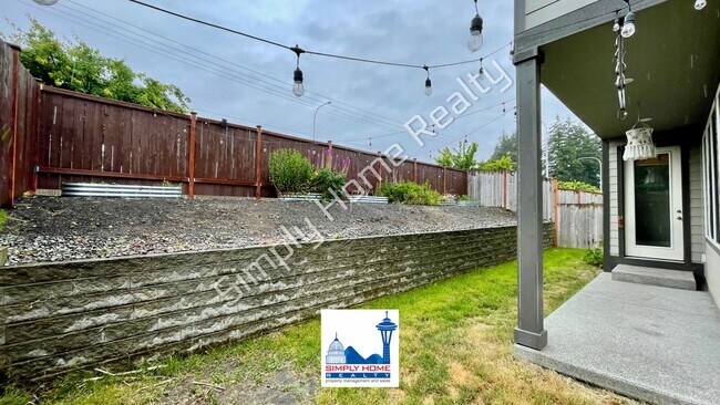Building Photo - Step Inside to this Home with Spacious & Flexible Living!
