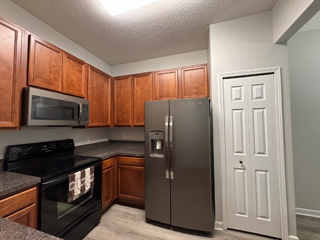 Building Photo - Modern 3rd-Floor Condo Near Beach & Southside