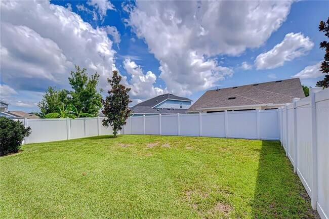 Building Photo - 15371 Caravan Ave
