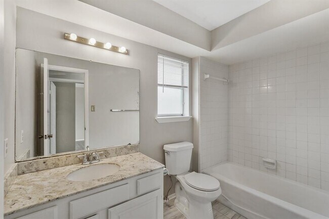Building Photo - 10814 Sugar Hill Dr