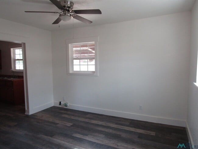 Building Photo - 1111 W Chisum Ave