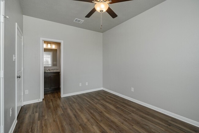 Building Photo - Bright & Cozy Townhome